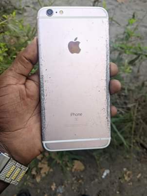 A picture of Iphone 6s gb64 bh100 small line inside 0686820249