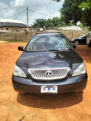 A picture of Lexus RX 330 Engine and gear perfect Body is neat