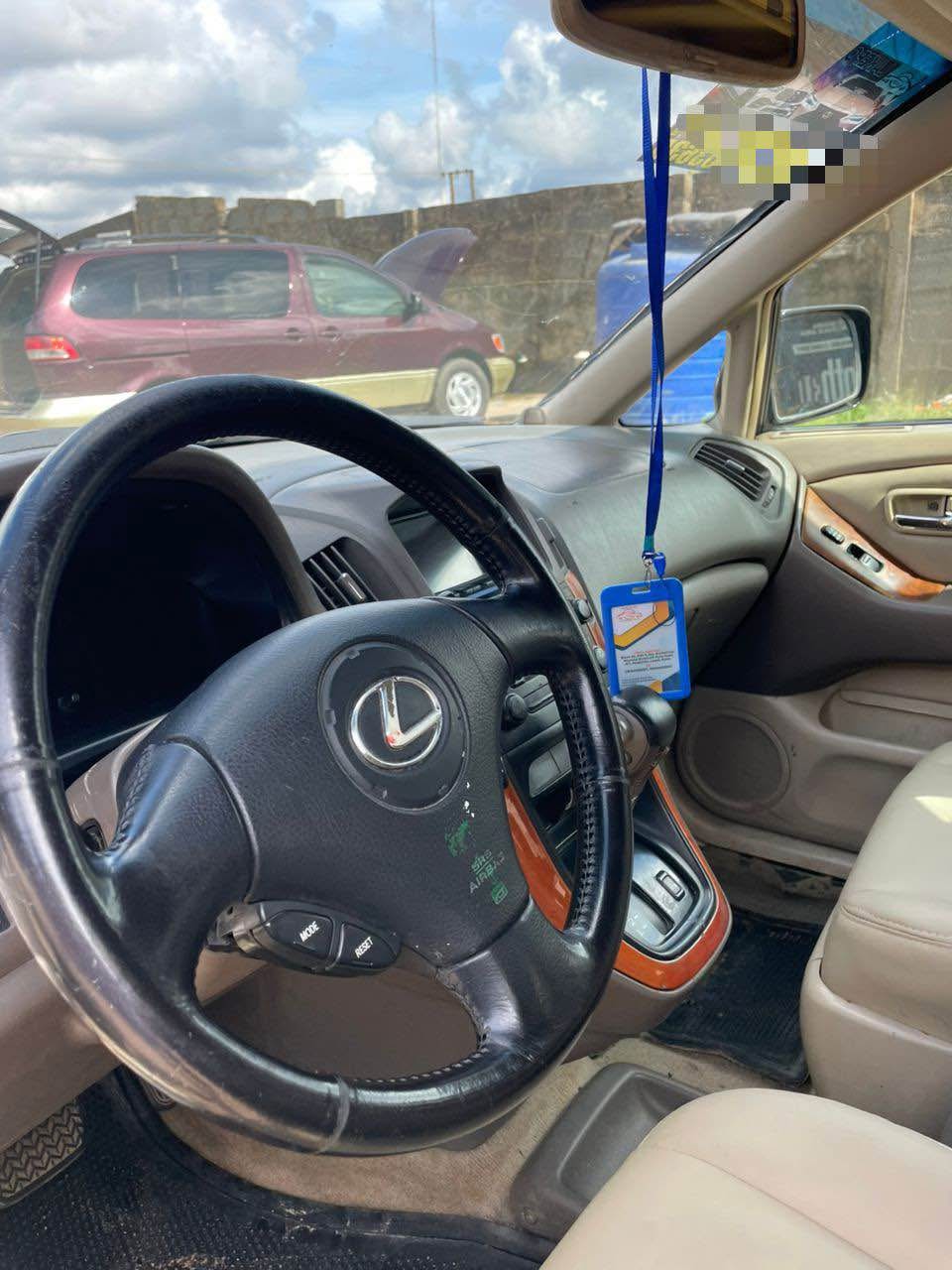 A picture of AWOOF AWOOF BUY ME Neatly Used Lexus Rx 300 2002