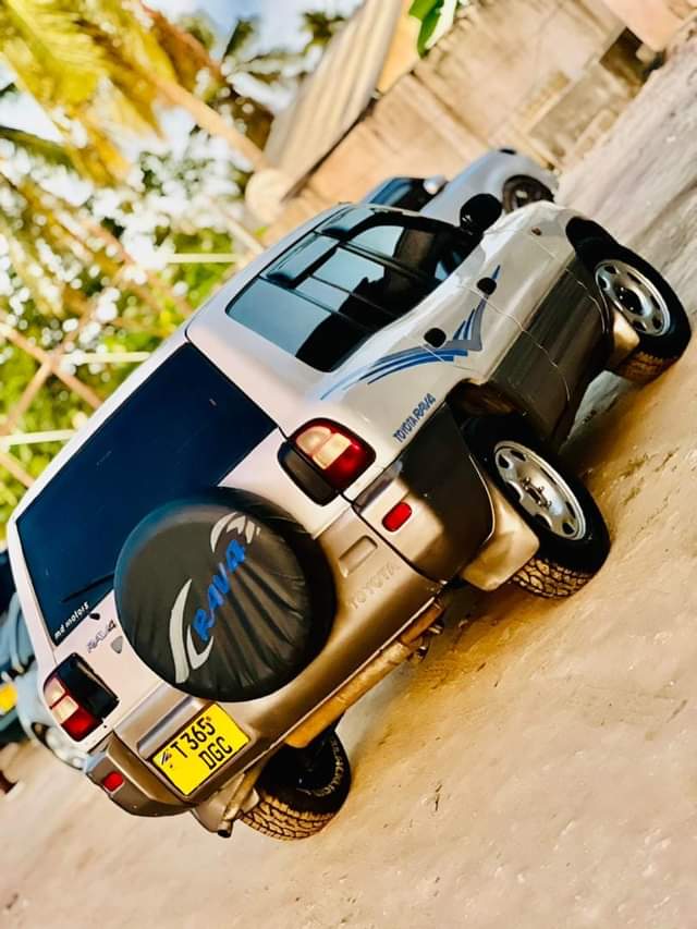 A picture of TOYOTA RAVA 4