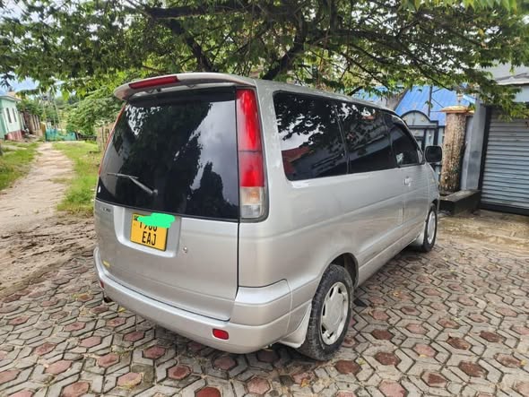 A picture of Toyota Noah SR 40