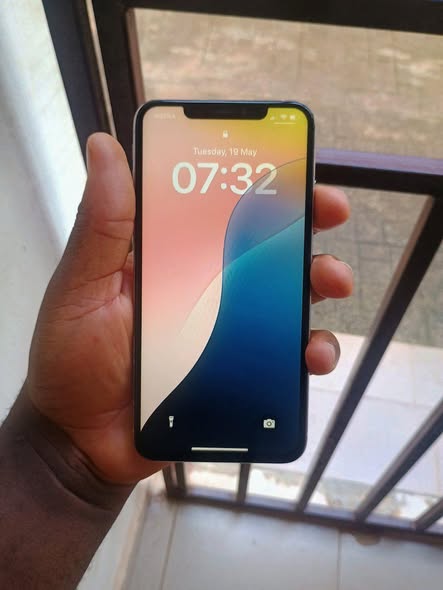 A picture of iPhone xs max 64gb no face id