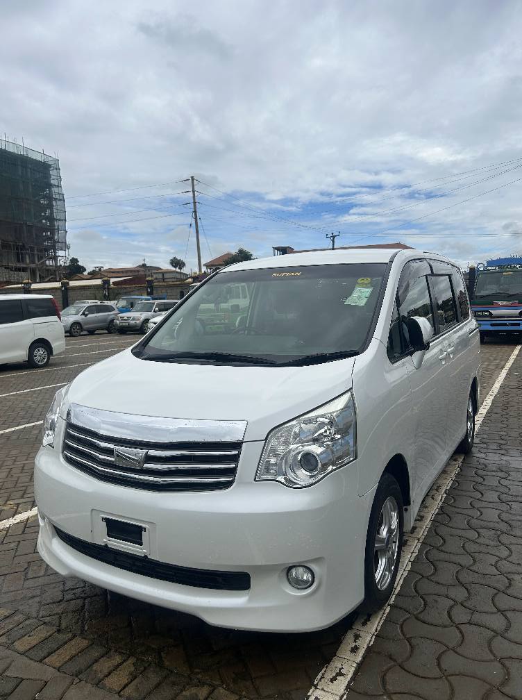A picture of Toyota Noah X 2012