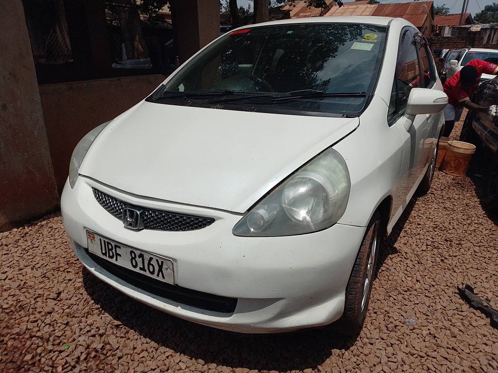 A picture of Honda fit 13 5 millions negotiable CALL 0786 92 82