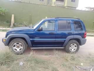 A picture of Jeep liberty 2005 untampered engine and gear chilling a c
