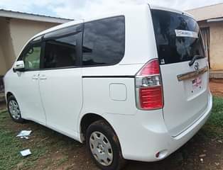 A picture of Toyota Noah 2008