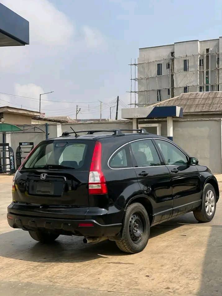 A picture of Honda Crv 2009 model first body very neat in and