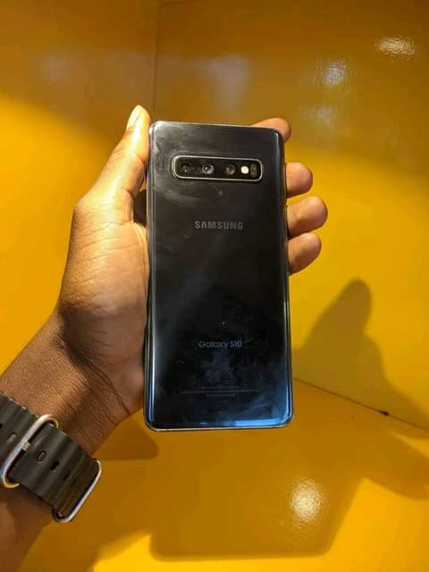 A picture of Samsung s10