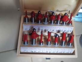 A picture of Wood router and 15 pcs of routers bits set