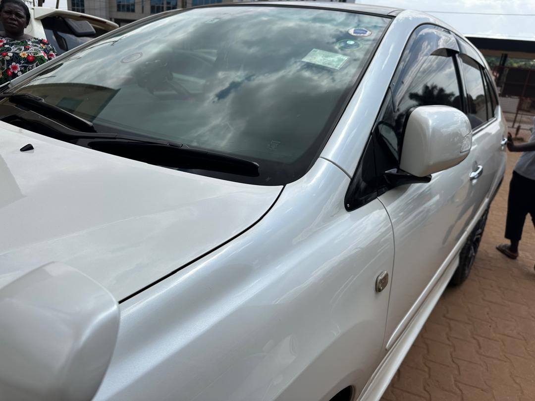 A picture of Toyota Harrier 2010 UGX 46 000 000