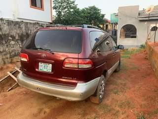 A picture of TOYOTA SIENNA 02