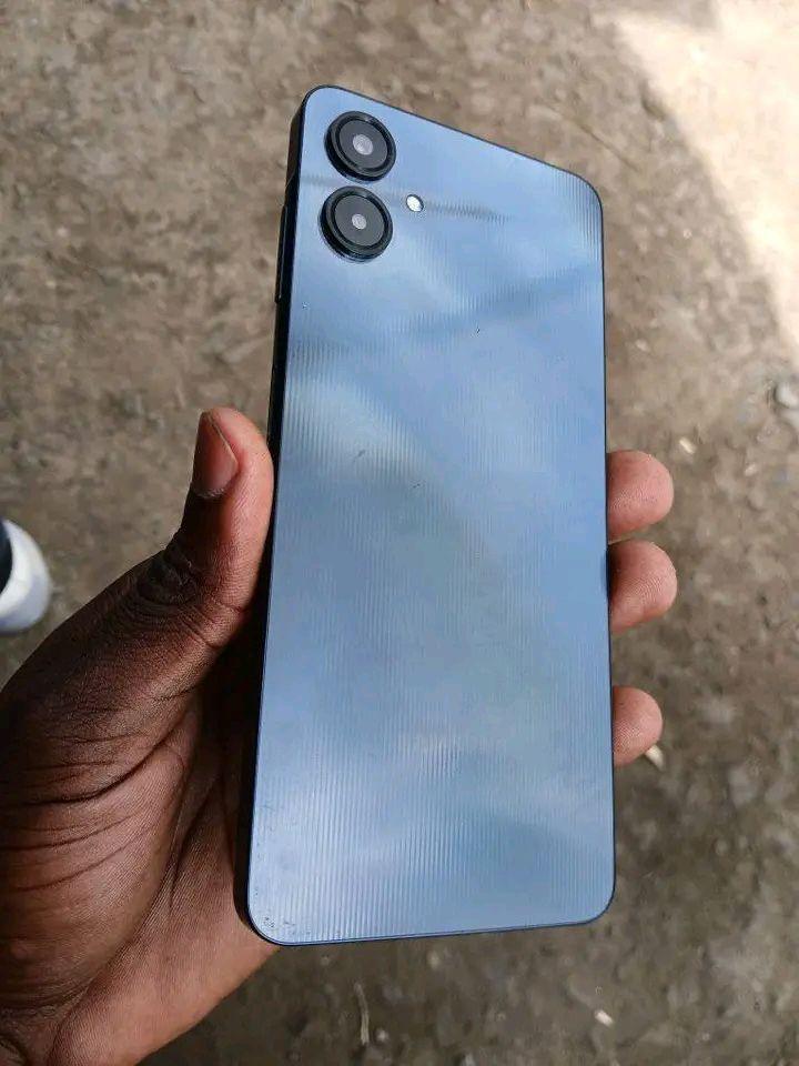 A picture of Samsung a06 internal 64gb ram 4 Haina kipengele camera zote