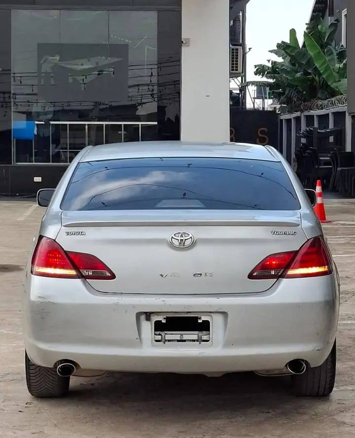 A picture of Toyota Avalon 09