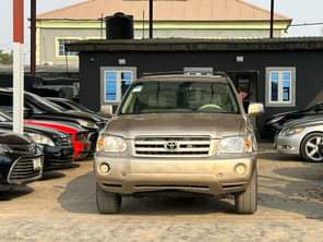 A picture of REGISTERED Toyota Highlander 2005 Leather interior 3 row seat V6