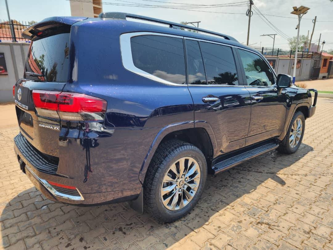 A picture of V8 Sahara Diesel 2023 7 Seater