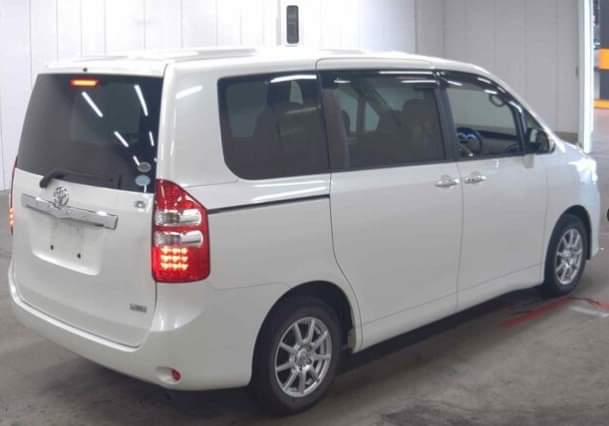 A picture of 2011 Toyota Noah X Smart Edition