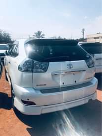 A picture of Toyota Harrier 2011 Model white