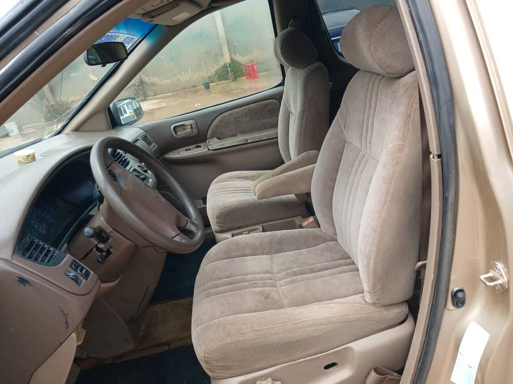 A picture of Toyota Sienna 2002