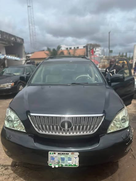 A picture of LEXUS RX330