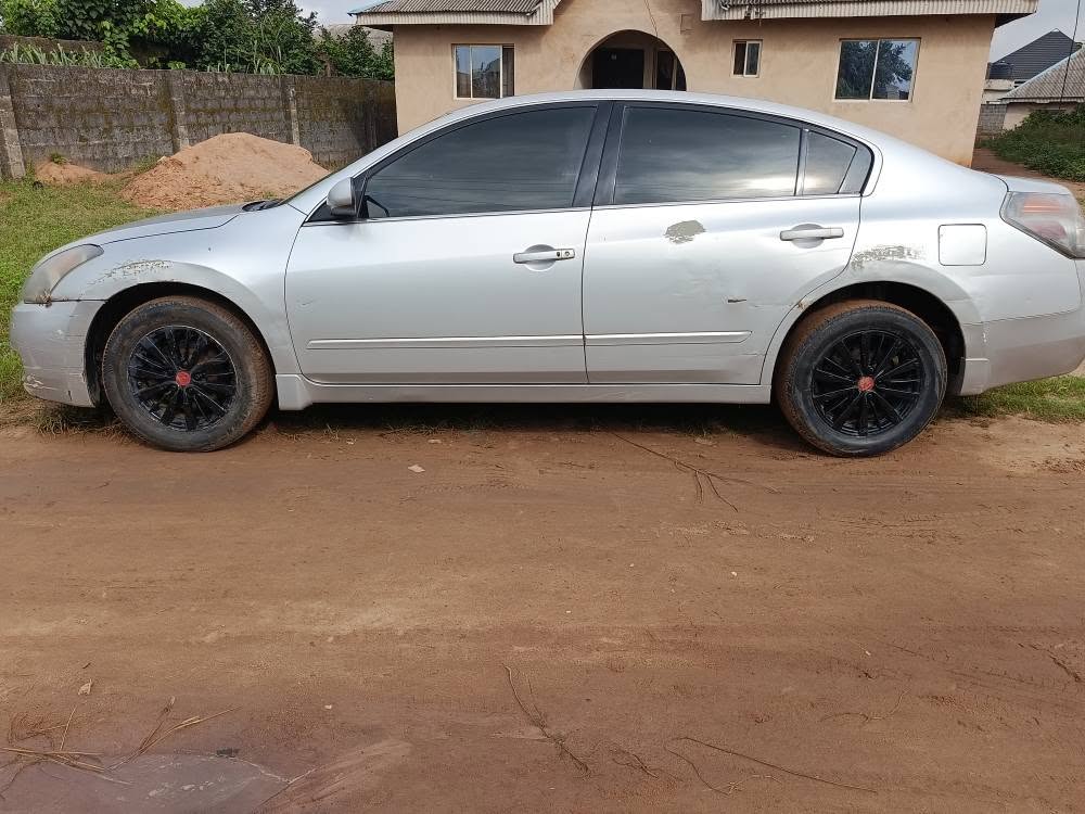 A picture of Nissan altima09