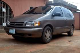A picture of 1999 Registered Toyota Sienna LE 6 plugs A C Factory