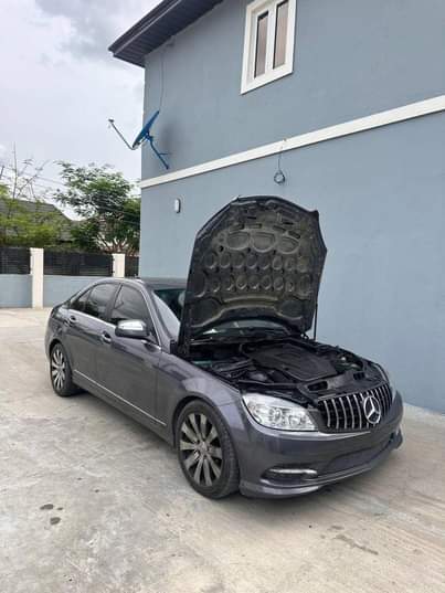 A picture of Car Has No Engine 2010 C300 Benz First Body Price