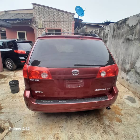 A picture of Toyota Sienna 2007 0706 969 4840