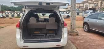 A picture of Toyota cienna