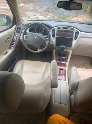 A picture of 2005 TOYOTA HIGHLANDER LIMITED EDITION 3 ROWS