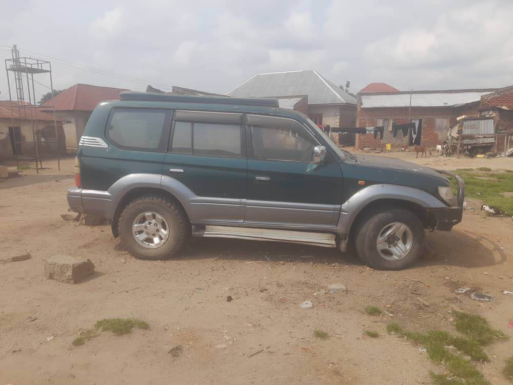 A picture of Toyota harrier and TX prado
