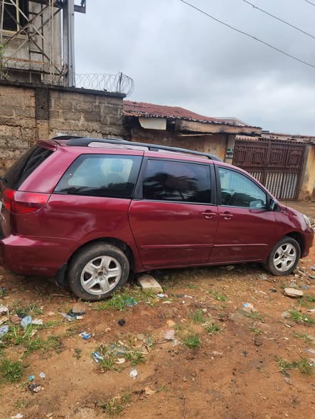 A picture of 2005 Toyota sienna