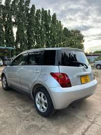 A picture of TOYOTA IST 2003