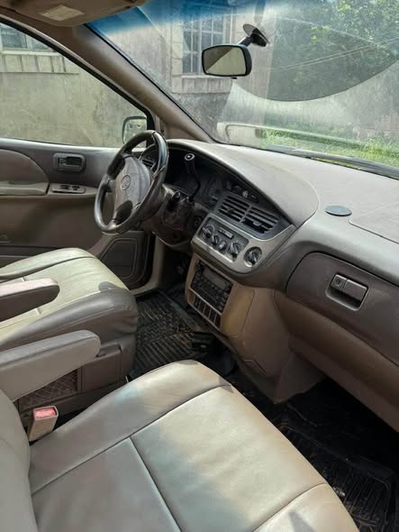 A picture of Toyota sienna 2001