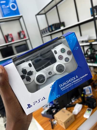 A picture of PLAY STATION 4 ORIGINAL