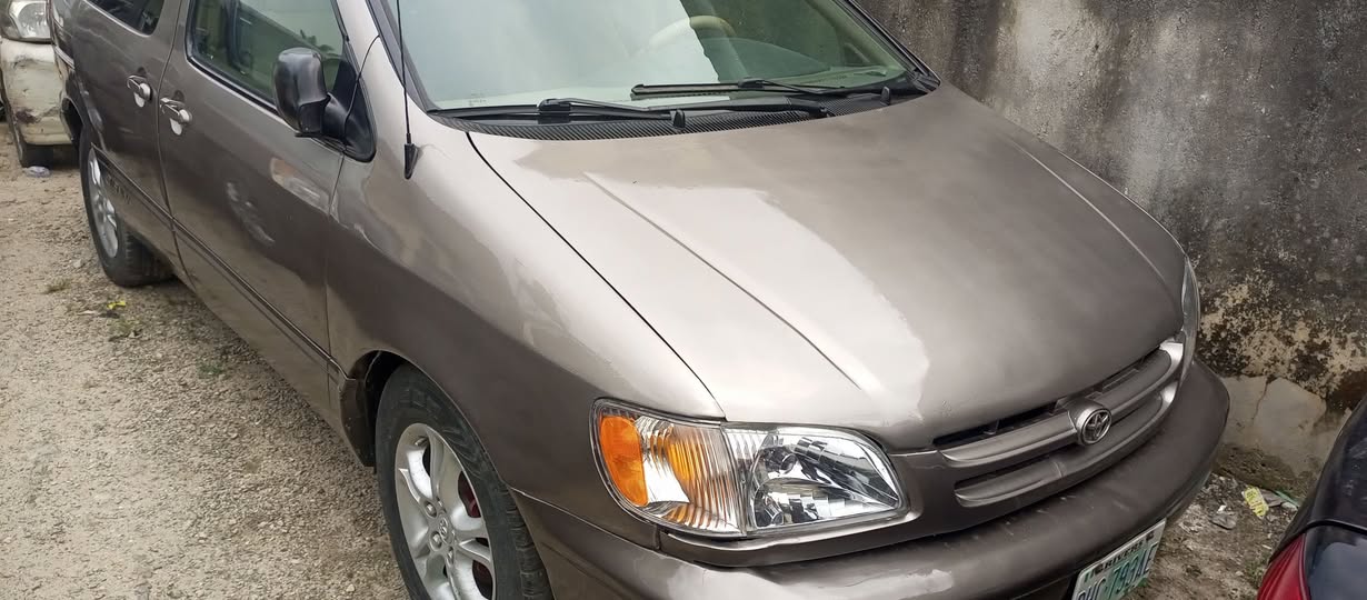 A picture of Toyota sianna