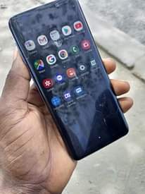 A picture of Samsung s9 creck mbele haina madhara