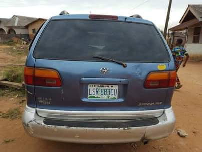 A picture of 1999 Toyota Sienna 1999