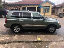 A picture of 06 Toyota Highlander 3 Row Seats Catalyst intact Silent engine