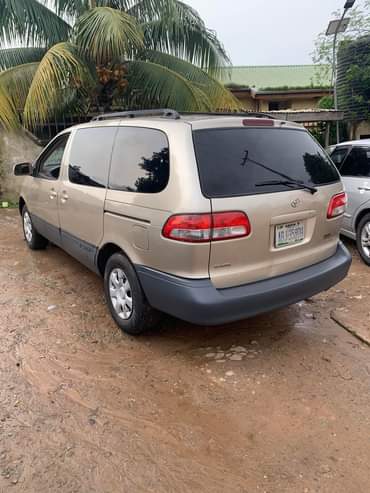 A picture of First body Belgium grade register 2003 Toyota sienna with verify