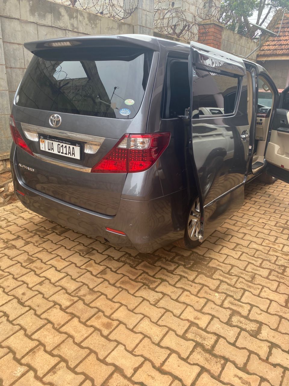 A picture of Toyota Alphard 2010 Model