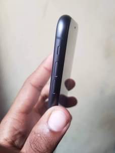 A picture of Apple iphone 11 gb64 clean