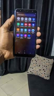 A picture of samsung J4 simu imenyooka inapiga kazi fresh2 kila kiyu kipo