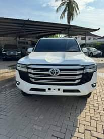 A picture of Landcruser for sale price 340 call 0715100028