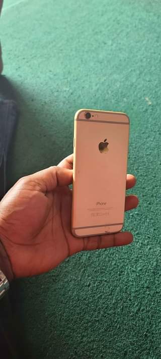 A picture of Iphone 6 64gb gold