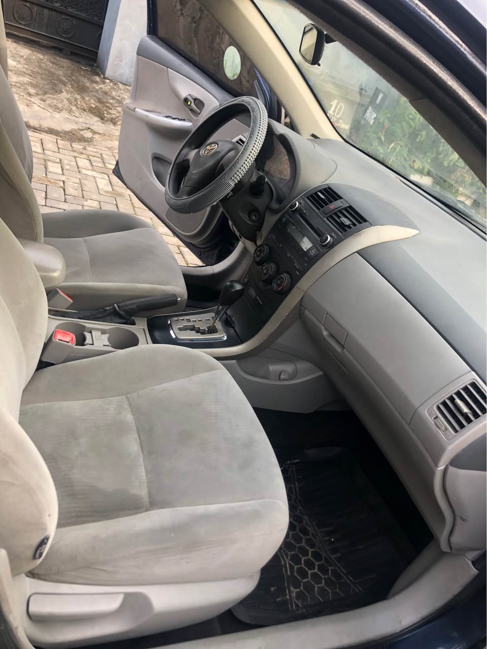 A picture of TOYOTA CORROLA 2011