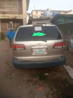 A picture of Toyota Sienna 2002