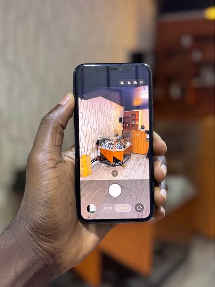 A picture of iPhone 11 Pro 512GB at 650 000ugx