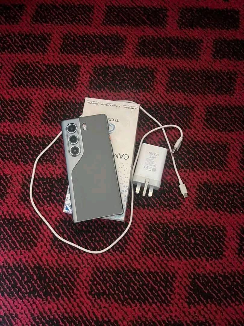 A picture of Neatly used Tecno Camon 40 pro 8 8gb is available