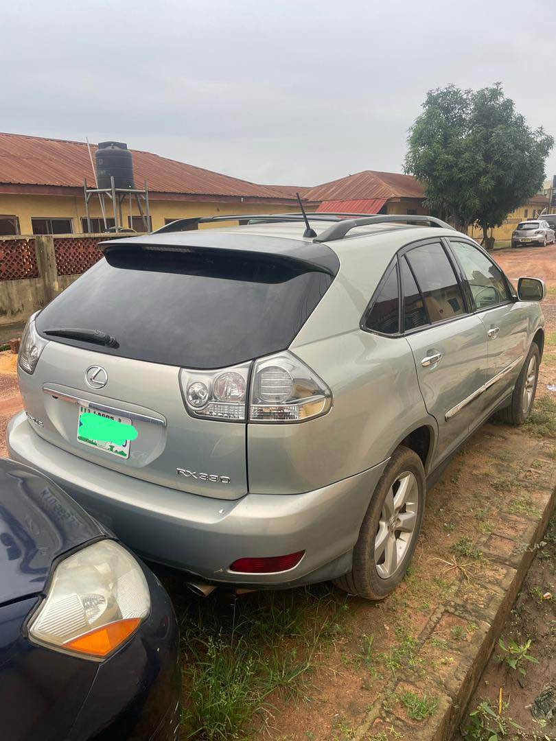 A picture of Lexus RX 330