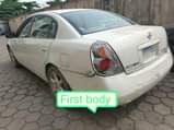A picture of V6 Nissan altima white